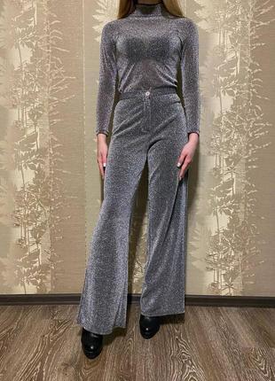 Класний блискучий костюм