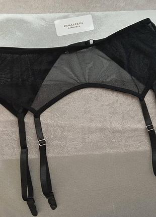 Черный пояс для чулок из сеточки