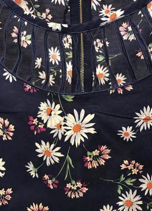 Очень красивая и стильная брендовая блузка в цветах.