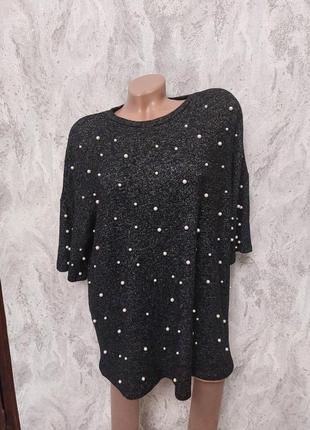 Женская мягкая кофточка расшита жемчужинами.