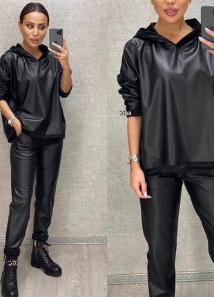 Костюм з еко-шкіри на хутрі