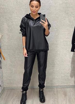 Костюм з еко-шкіри на хутрі