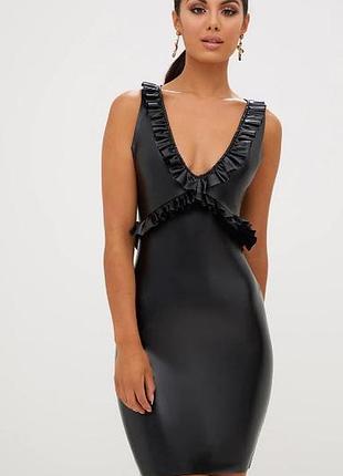 Кожаное платье с оборками фирмы prettylittlething
