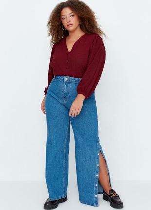 Женские джинсы plus size с разрезом на ножке