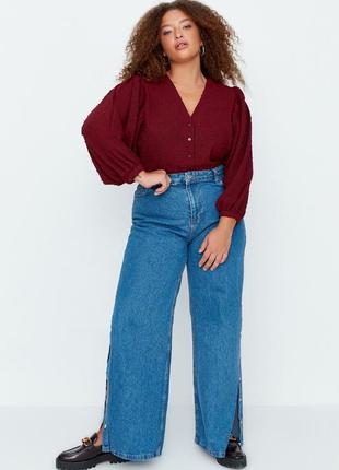 Женские джинсы plus size с разрезом на ножке9 фото