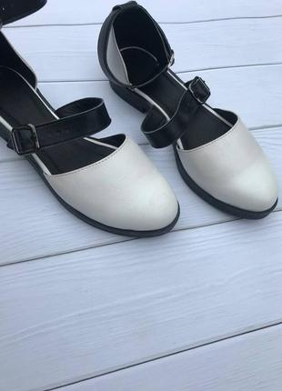 Женские кожаные белые закрытые туфли босоножки на низком ходу с застежкой на щиколотке, 38-39р4 фото