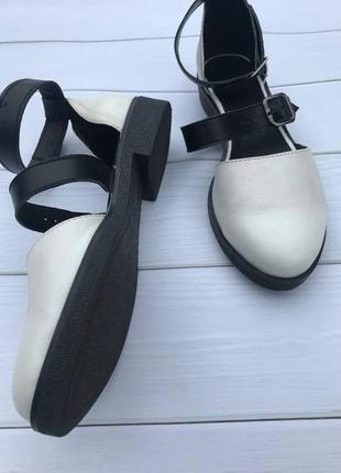 Жіночі шкіряні білі закриті туфлі босоніжки на низькому ходу із застібкою на щиколотці, 38-39р3 фото