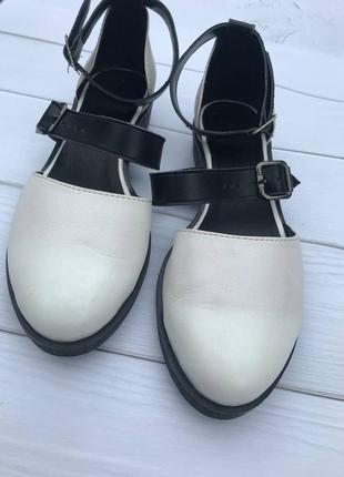 Женские кожаные белые закрытые туфли босоножки на низком ходу с застежкой на щиколотке, 38-39р2 фото