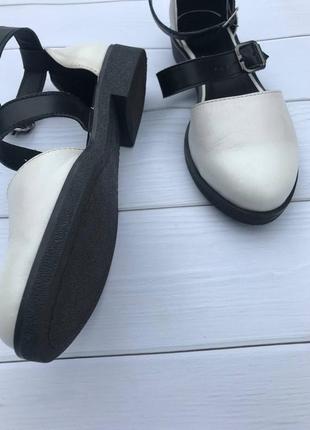 Женские кожаные белые закрытые туфли босоножки на низком ходу с застежкой на щиколотке, 38-39р6 фото