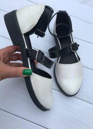 Жіночі шкіряні білі закриті туфлі босоніжки на низькому ходу із застібкою на щиколотці, 38-39р5 фото
