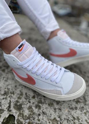 Нереальные женские высокие кроссовки nike blazer mid '77 wmns atomic pink белые с розовым лого7 фото