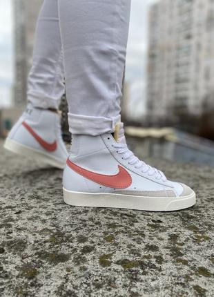 Нереальные женские высокие кроссовки nike blazer mid '77 wmns atomic pink белые с розовым лого10 фото