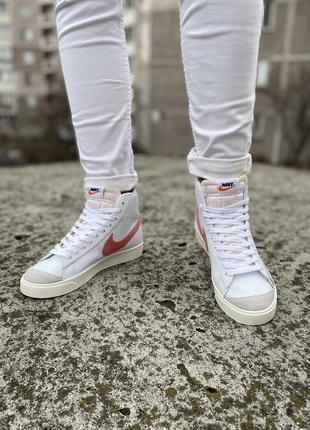 Нереальные женские высокие кроссовки nike blazer mid '77 wmns atomic pink белые с розовым лого9 фото