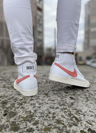 Нереальные женские высокие кроссовки nike blazer mid '77 wmns atomic pink белые с розовым лого8 фото