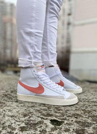 Нереальные женские высокие кроссовки nike blazer mid '77 wmns atomic pink белые с розовым лого4 фото