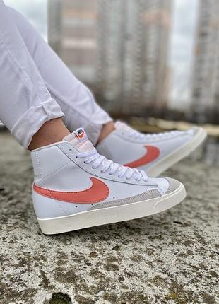 Нереальные женские высокие кроссовки nike blazer mid '77 wmns atomic pink белые с розовым лого