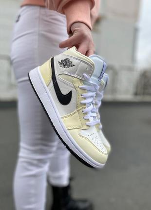 Нереально милі жіночі високі кросівки nike air jordan 1 mid coconut milk молочні