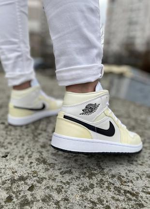 Нереально милые женские высокие кроссовки nike air jordan 1 mid coconut milk молочные7 фото