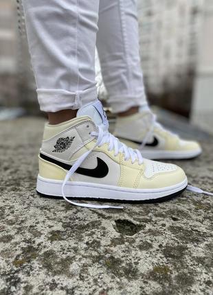 Нереально милые женские высокие кроссовки nike air jordan 1 mid coconut milk молочные8 фото