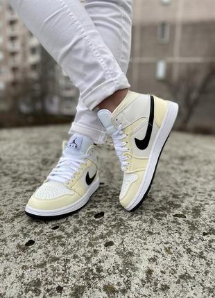 Нереально милые женские высокие кроссовки nike air jordan 1 mid coconut milk молочные2 фото