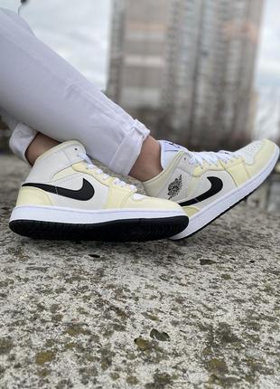 Нереально милые женские высокие кроссовки nike air jordan 1 mid coconut milk молочные10 фото