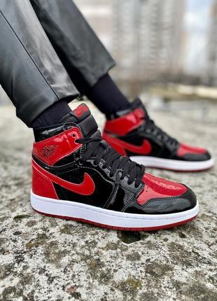 Стильные женские высокие кроссовки nike air jordan 1 high og patent red чёрные с красным лаковые