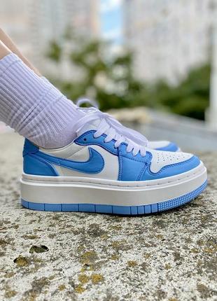 Классные женские кроссовки nike air jordan 1 lv8d elevated low university blue голубые с белым