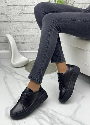 Кросівки жіночі