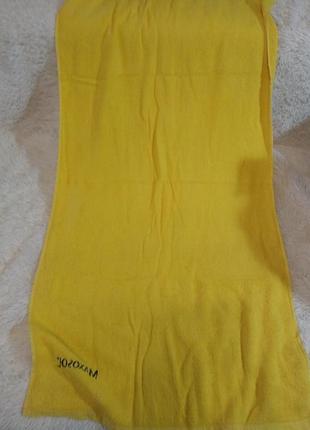 Яркое полотенце для тела