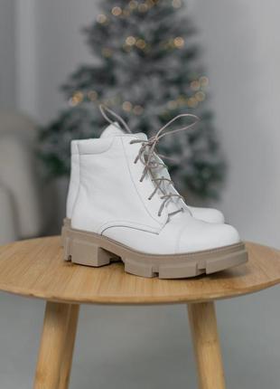 Белые кожаные зимние ботинки