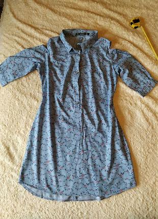 Блакитна довга блузка з квіточками