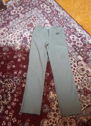 Брюки кольору хакі