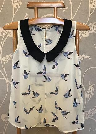 Очень красивая и стильная брендовая блузка в птичках.
