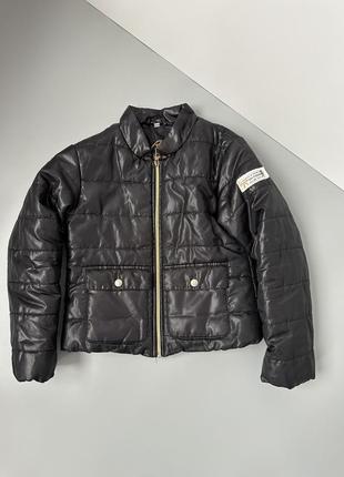 Коротенькая черная куртка на теплую весну