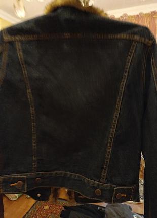 Джинсова куртка з коміром та рукавами зі штучного хутра.4 фото