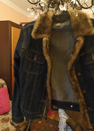 Джинсова куртка з коміром та рукавами зі штучного хутра.2 фото