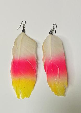 Яскраві стильні сережки пір’я