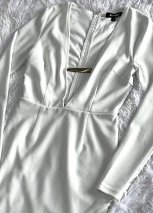 Стильное белое платье missguided с золотой вставкой и имитацией запаха5 фото