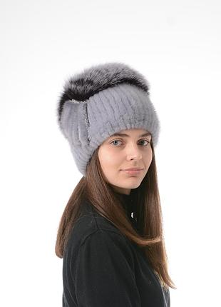 В'язана жіноча норкова шапка з помпоном.