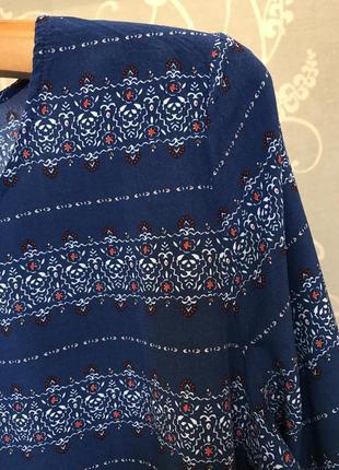 Очень красивая и стильная брендовая блузка в узорах..100% вискоза.