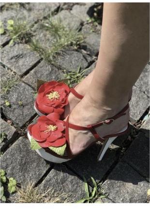 🌺крутезні босоніжки квіткові лак шкіра високий каблук платформа7 фото