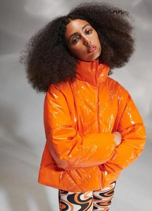 Куртка женская оранжевая глянцевая 44 48 блестящая стеганая яркая дутая модная стильная короткая м 461 фото