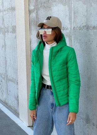 Зеленая яркая изумрудная демисезонная короткая куртка силикон 150