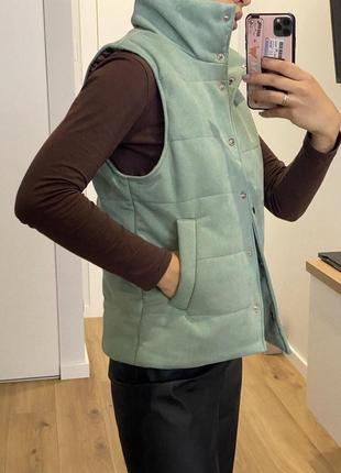 Осенняя женская жилетка, жилетка замшевая, стильная жилетка с карманами фисташковая s-m3 фото