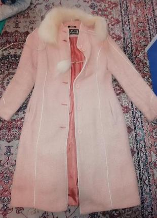 Зимнее пальто кремового цвета с натуральным мехом2 фото