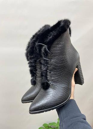 Ботильйони чорні шкіряні з тисненям з хутром норки колір на вибір
