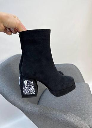 Базовые черные замшевые ботильоны с акцентным каблуком цвет по выбору