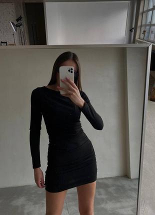Короткое мини платье чёрное бежевое мокко с длинным рукавом в обтяжку с затяжками по бокам2 фото