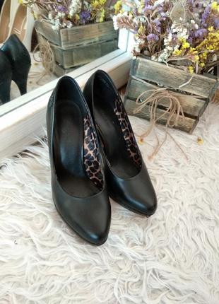 Красивые черные туфли с красной подошвой