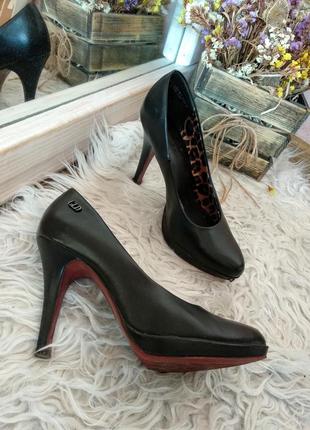 Красивые черные туфли с красной подошвой3 фото